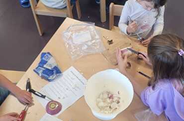 Kinder beim Schnitzen