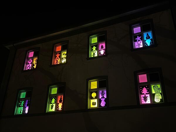 Schulhaus mit hell erleuchteten Fenstern