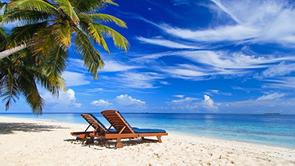 Sonnenliegen am Strand