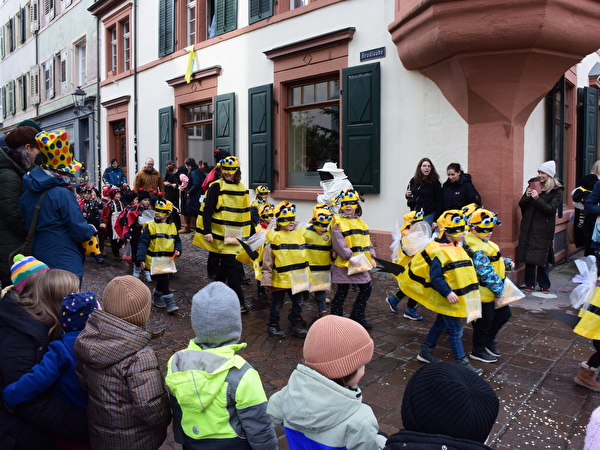 Kinder im Bienli-Kostüm