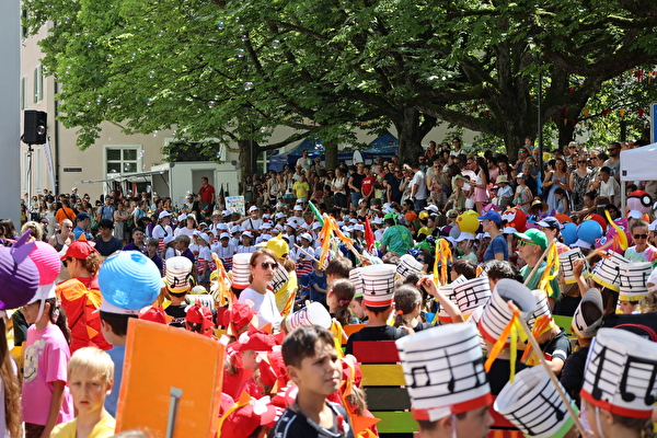 Viele Schulklassen und Zuschauer auf dem Hauptwachplatz