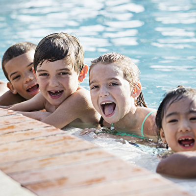lachende Kinder im Schwimmbad