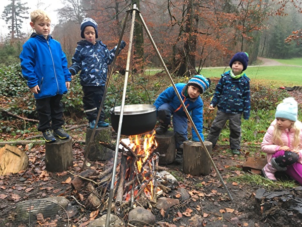 Suppe kochen im Wald Kindergarten