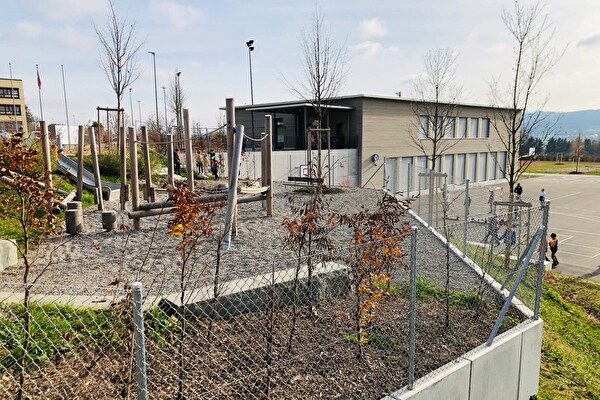 Ansicht Doppelkindergarten Zwingert mit Spielplatz
