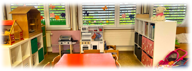 Bild von Kinderhänden und vom Hort im Schulhaus Zihl 