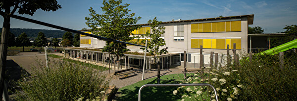 Ein Bild des Schulhauses Zwingert wird angezeigt