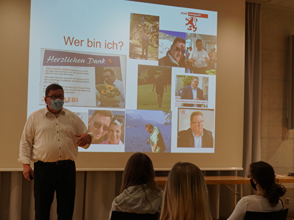 Stadtpräsident Jürg Aebi (höchst persönlich) auf Besuch bei den 3. Sek Schülern in Sempach.