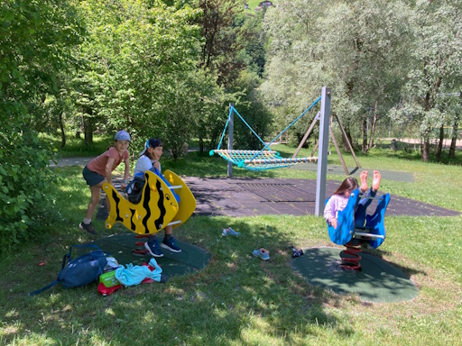 Gruppe Spielplatz.jpg