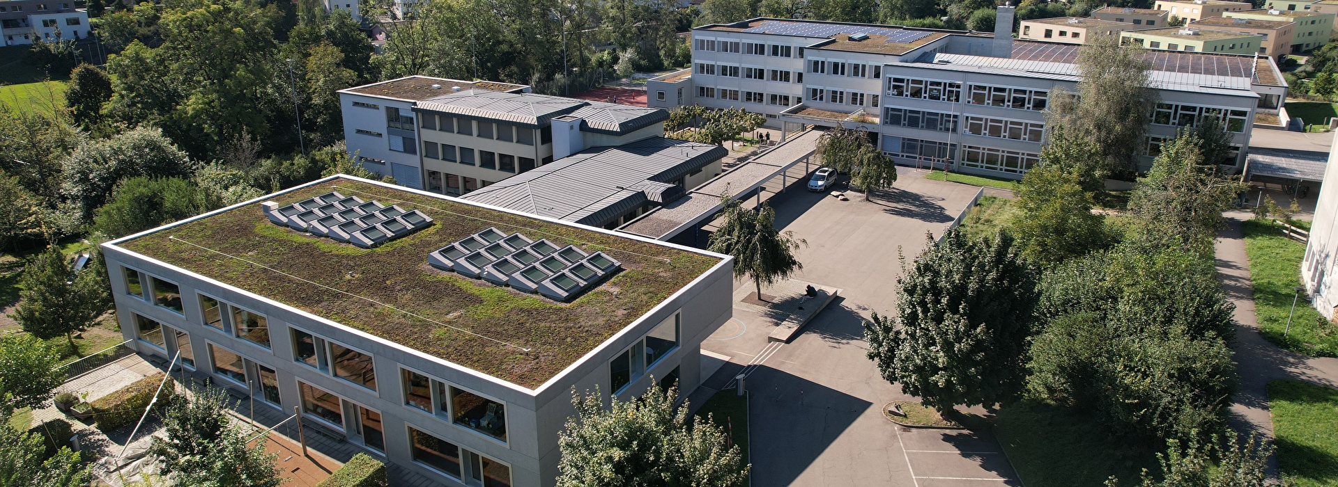 Schulhaus schräg von vorne