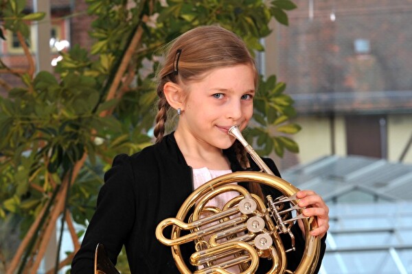 Mädchen spielt Waldhorn ©Kreismusikschule Bamberg