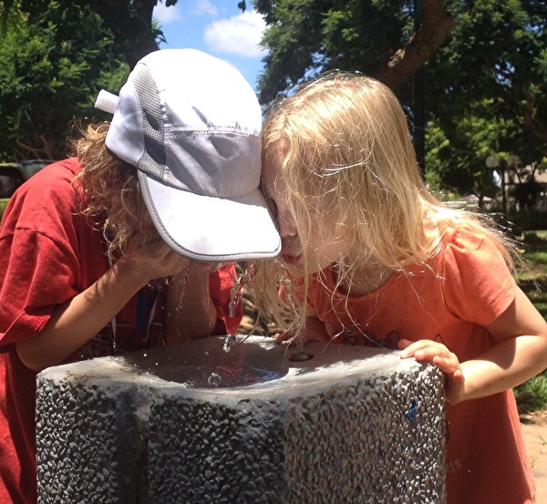 Foto Kinder trinken am Brunnen