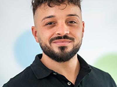 Das ist ein Porträtfoto. Der junge Mann trägt einen Bart.