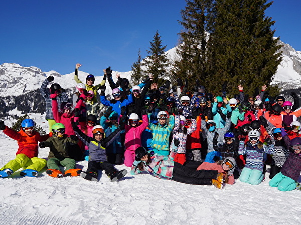 Kinder und Lagerleiter im Schnee