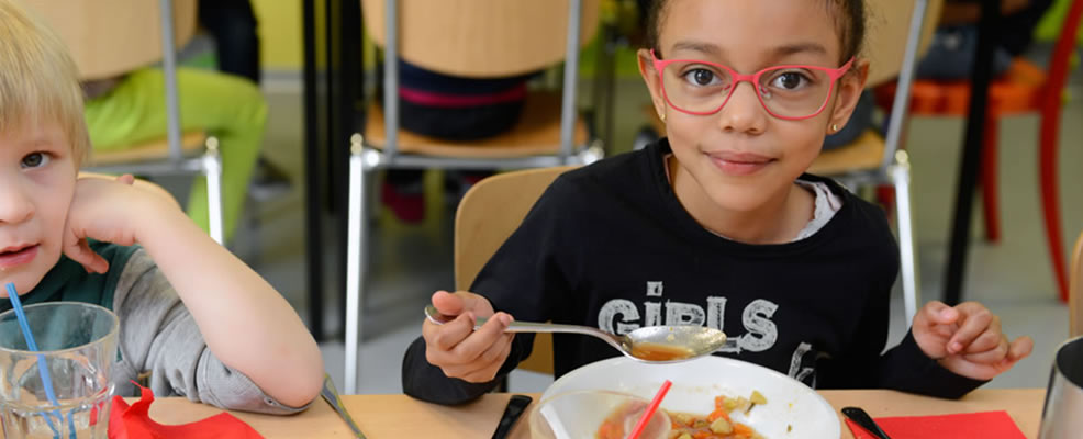 Kind beim Essen