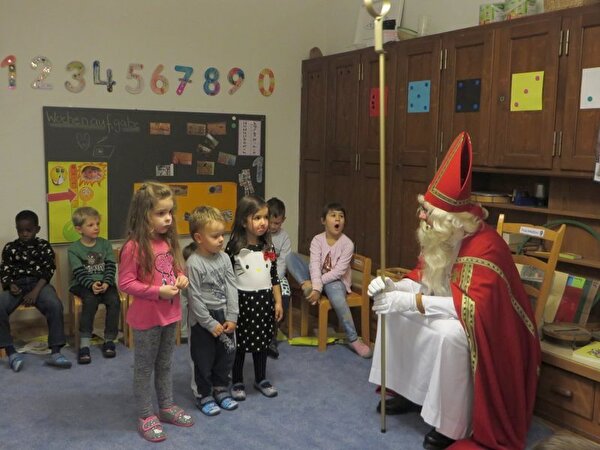 Kinder beim Samichlaus