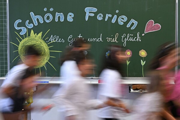Schöne Ferien auf eine Wandtafel gezeichnet.