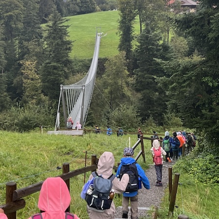 Titelbild Schulreise Hängebrücke