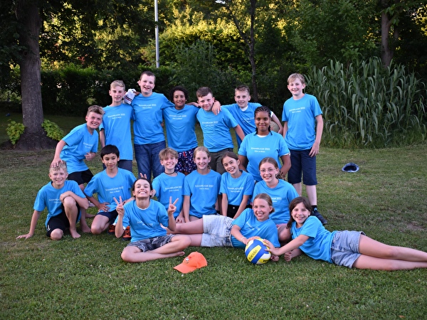 Die Klasse 5b mit den blauen Sommerlager-T-Shirts