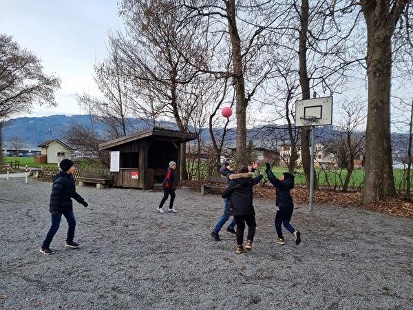 Basketballspiel auf dem Spielplatz Augiessen