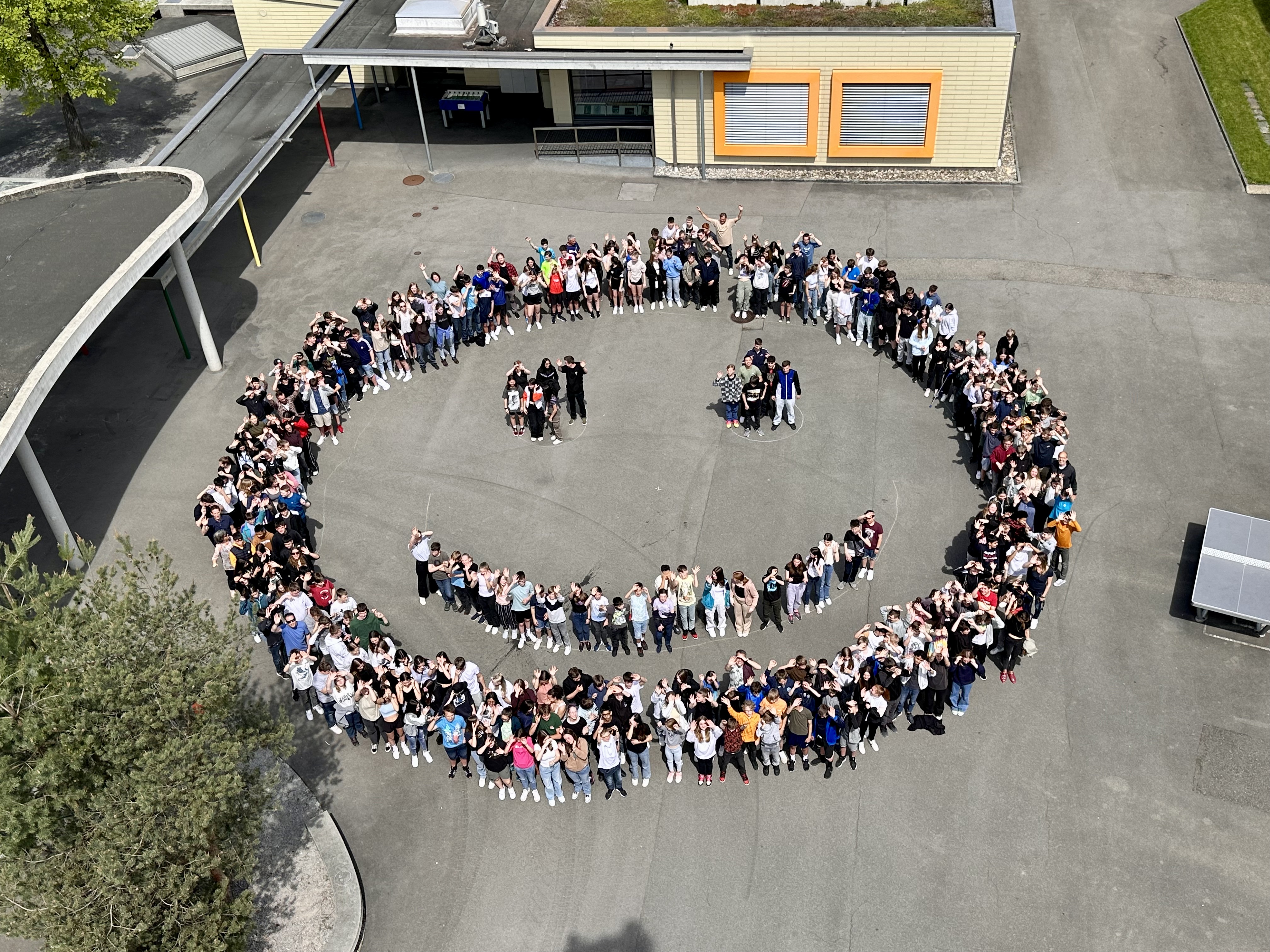 Smiley aus Schülerinne n und Schülern
