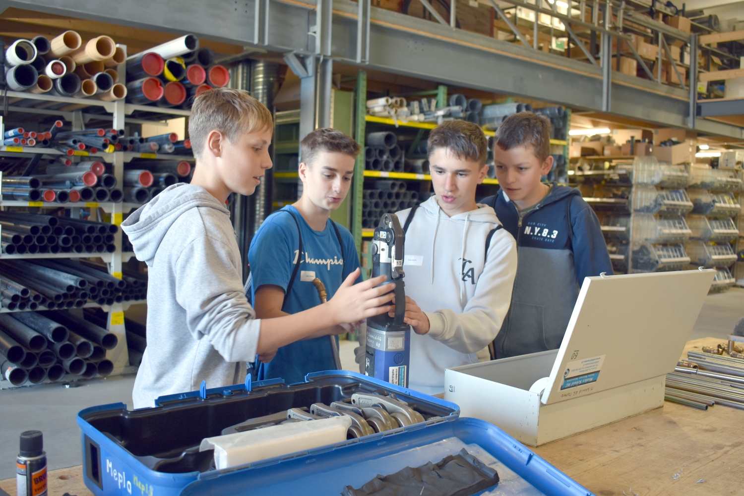 Bei Markus Schmid AG werden mit dieser Pressmaschine Wasserleitungen gepresst, damit diese dicht sind.