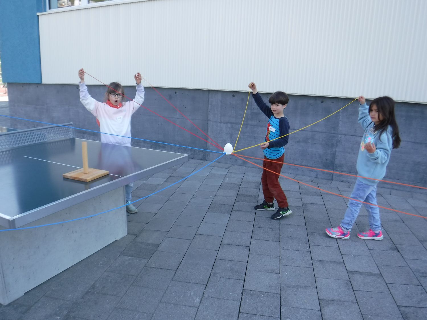 Vorsichtiger Eiertransport im Osteratelier