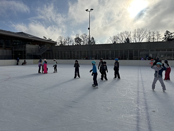 Schlittschuhlaufen 4. Klasse Lacher