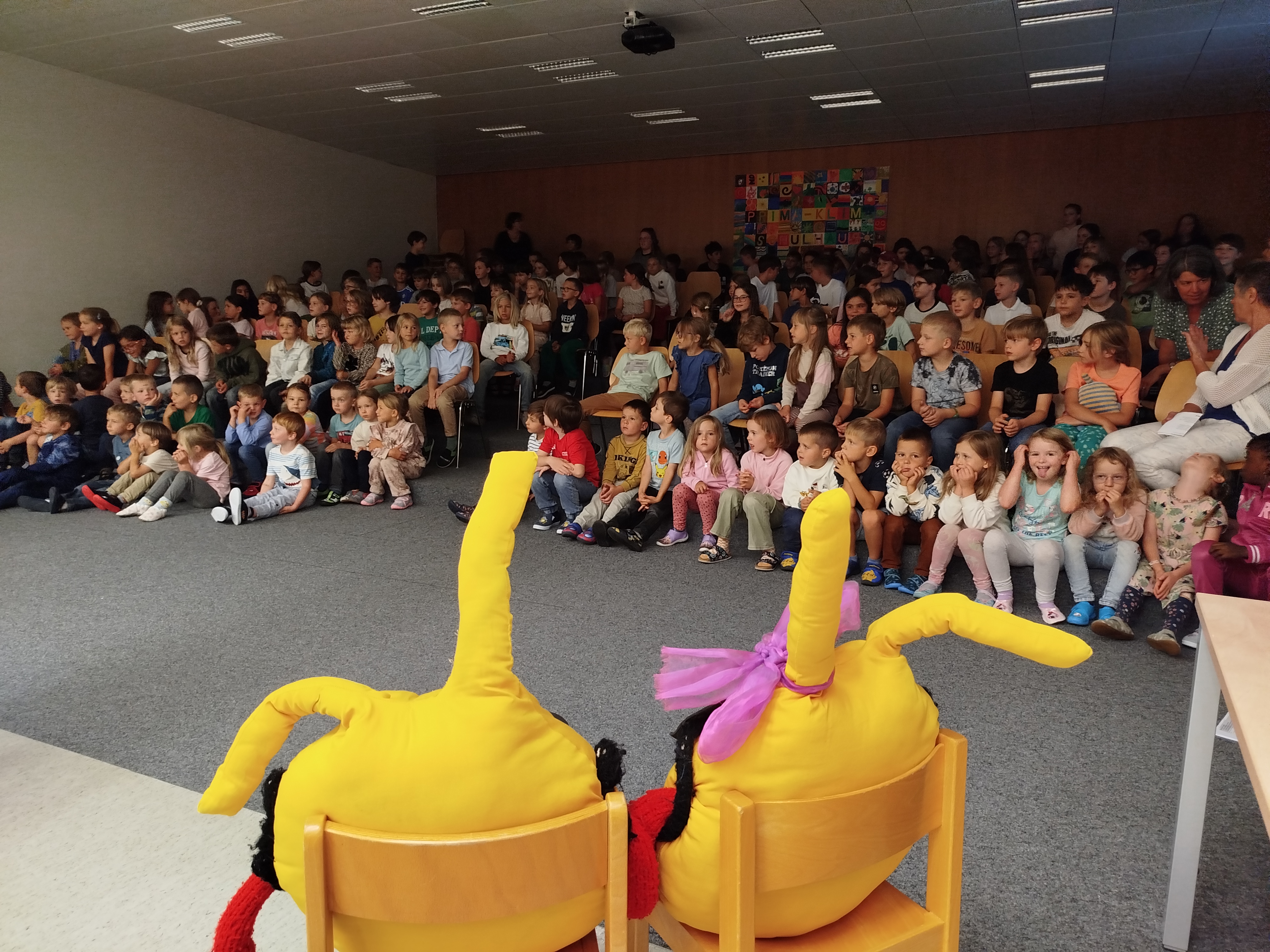 ganze Schule versammelt