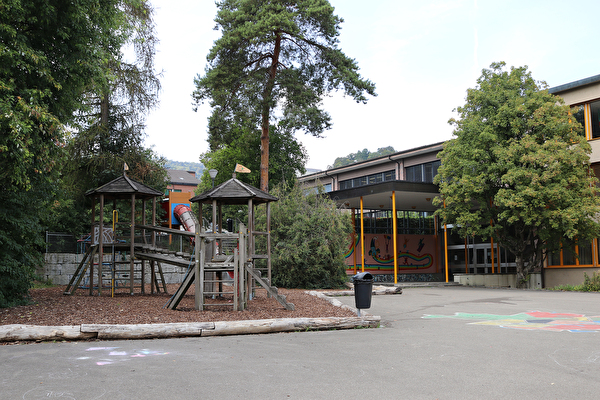 Schulhaus Im Widmer mit Spielplatz