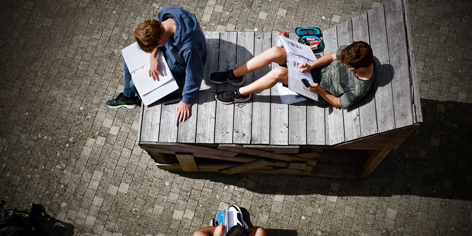 Bild Schüler draussen am arbeiten.