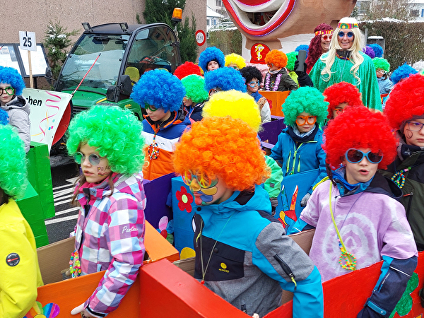 Kinder an der Fasnacht: Sujet Hippie Bus