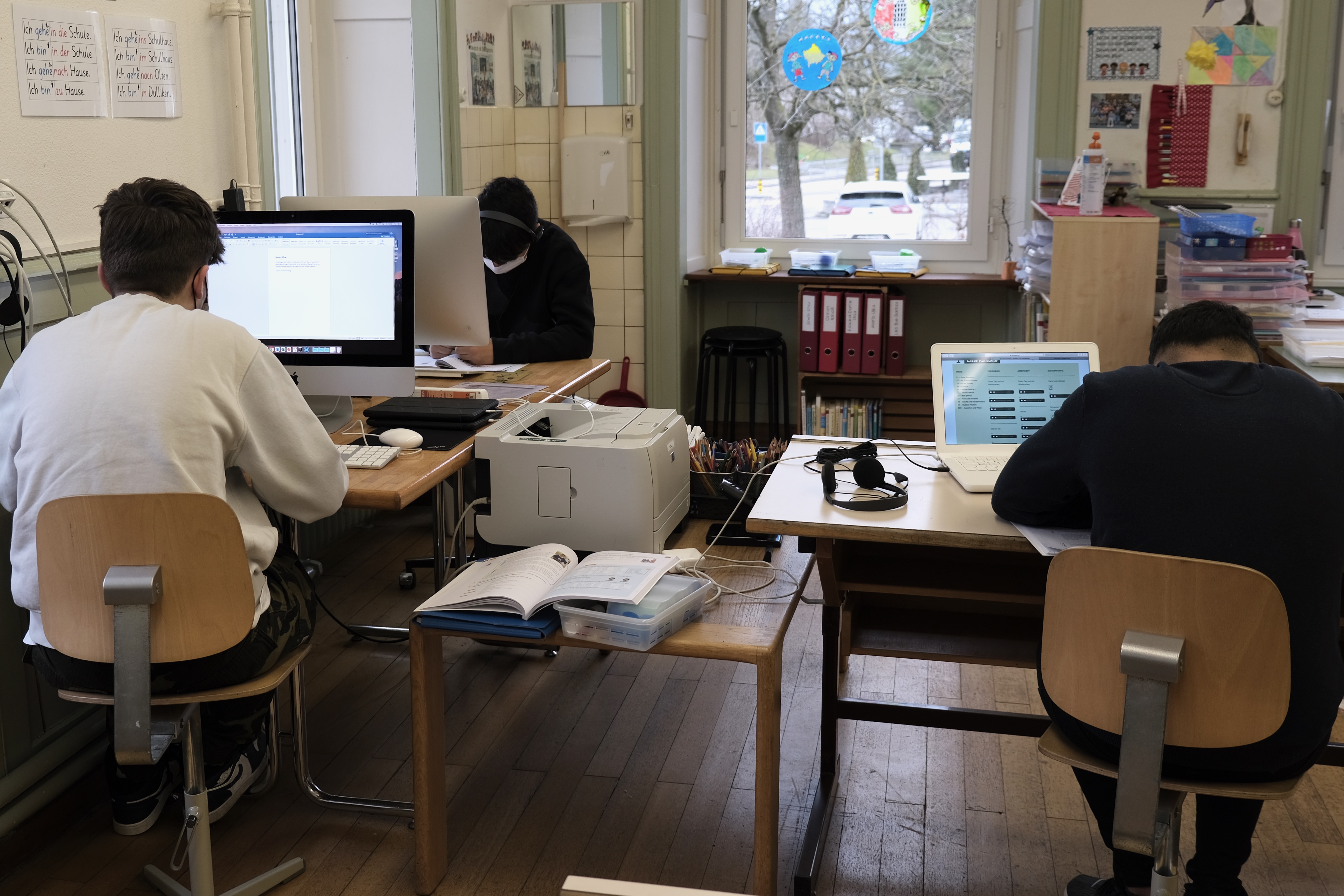 Mit einer Lernsoftware am Computer arbeiten.