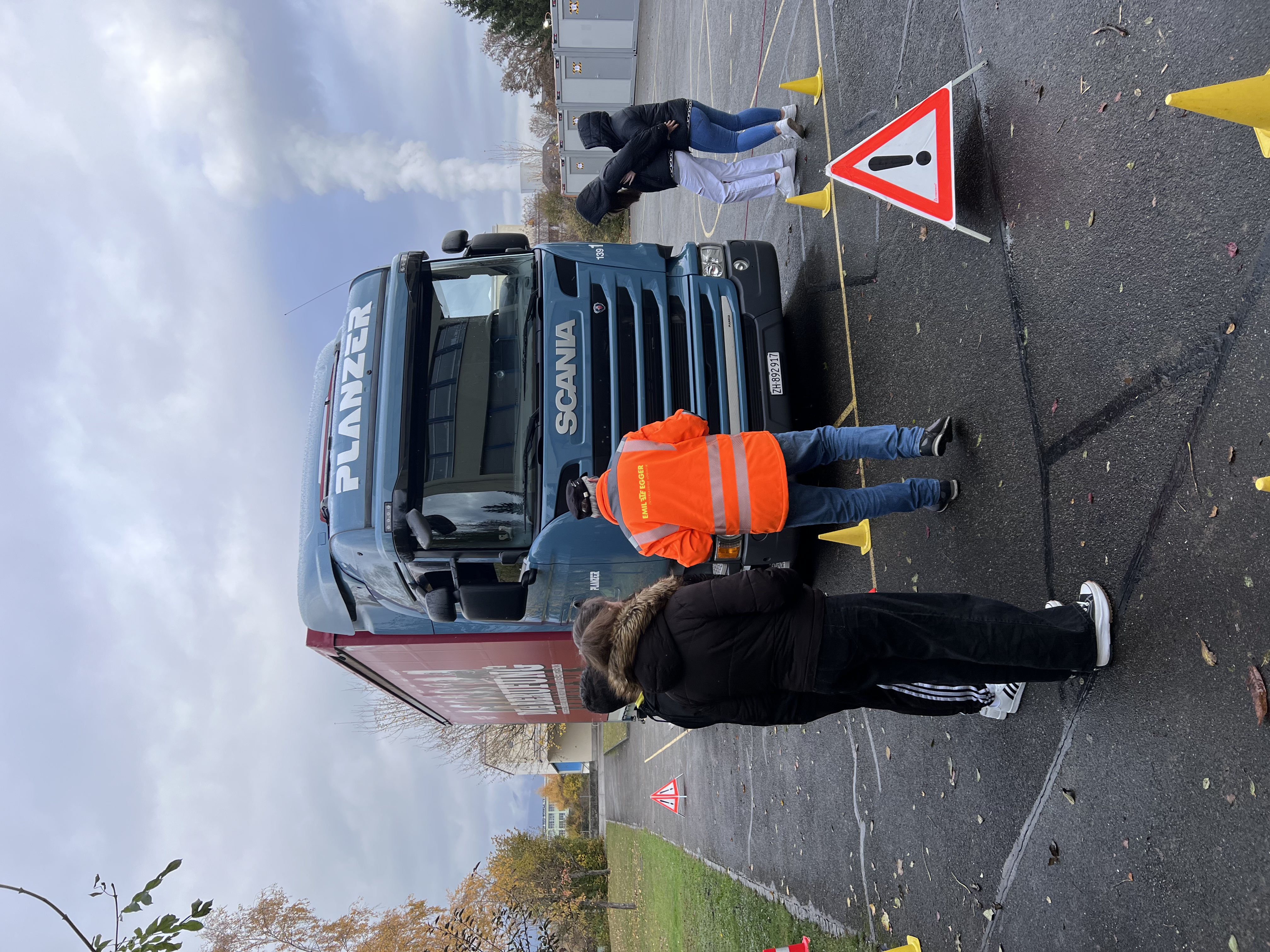 Wir durften in den Lastwagen vorne einsteigen. 4 Leute setzten sich in den Lastwagen und schauten sich die Ansicht an, die der Chauffeur hat. Die anderen warteten draussen und hörten dem Mann zu.