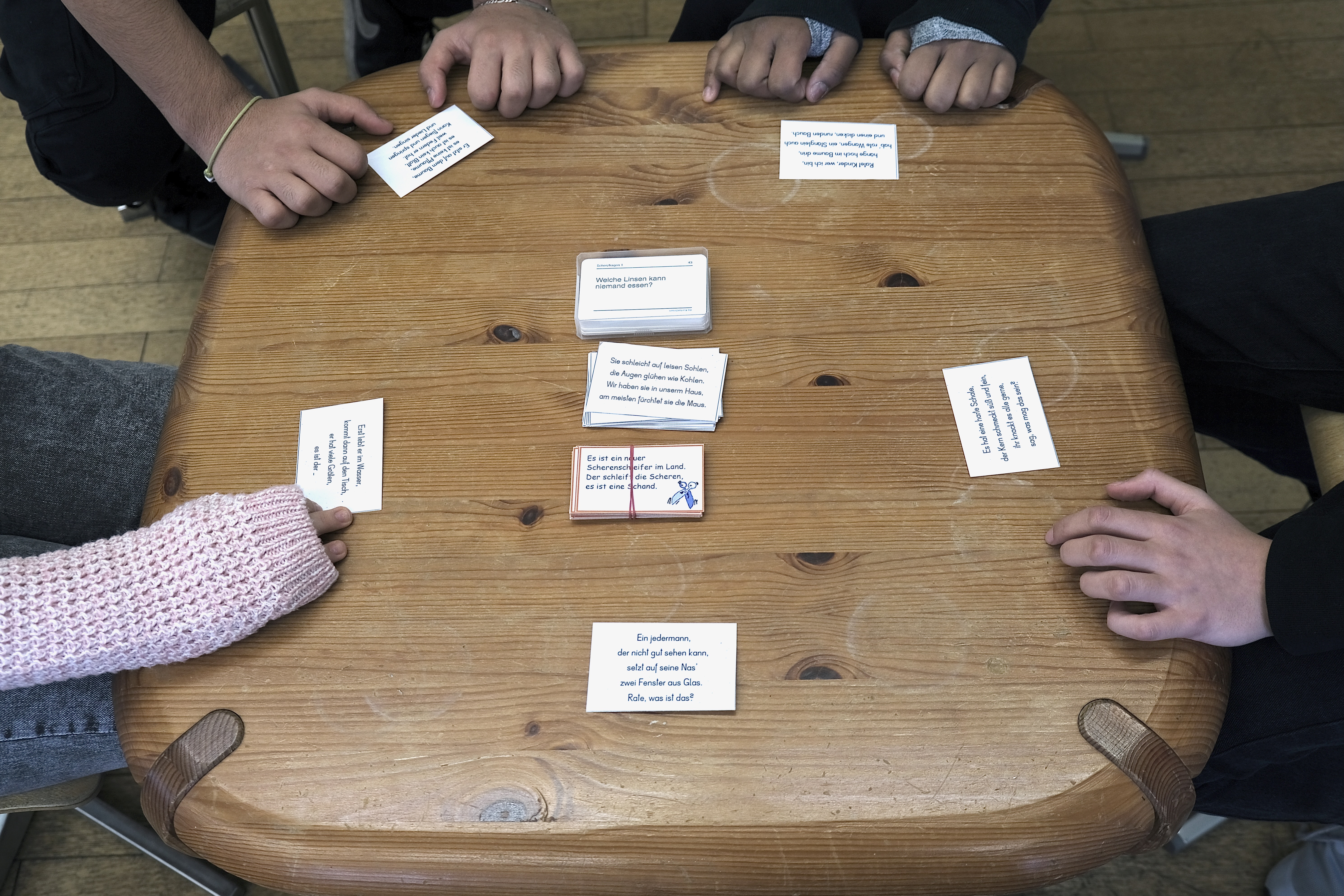 Im Spiel vertieft: mit Rätseln, Scherzfragen und Zungenbrechern.