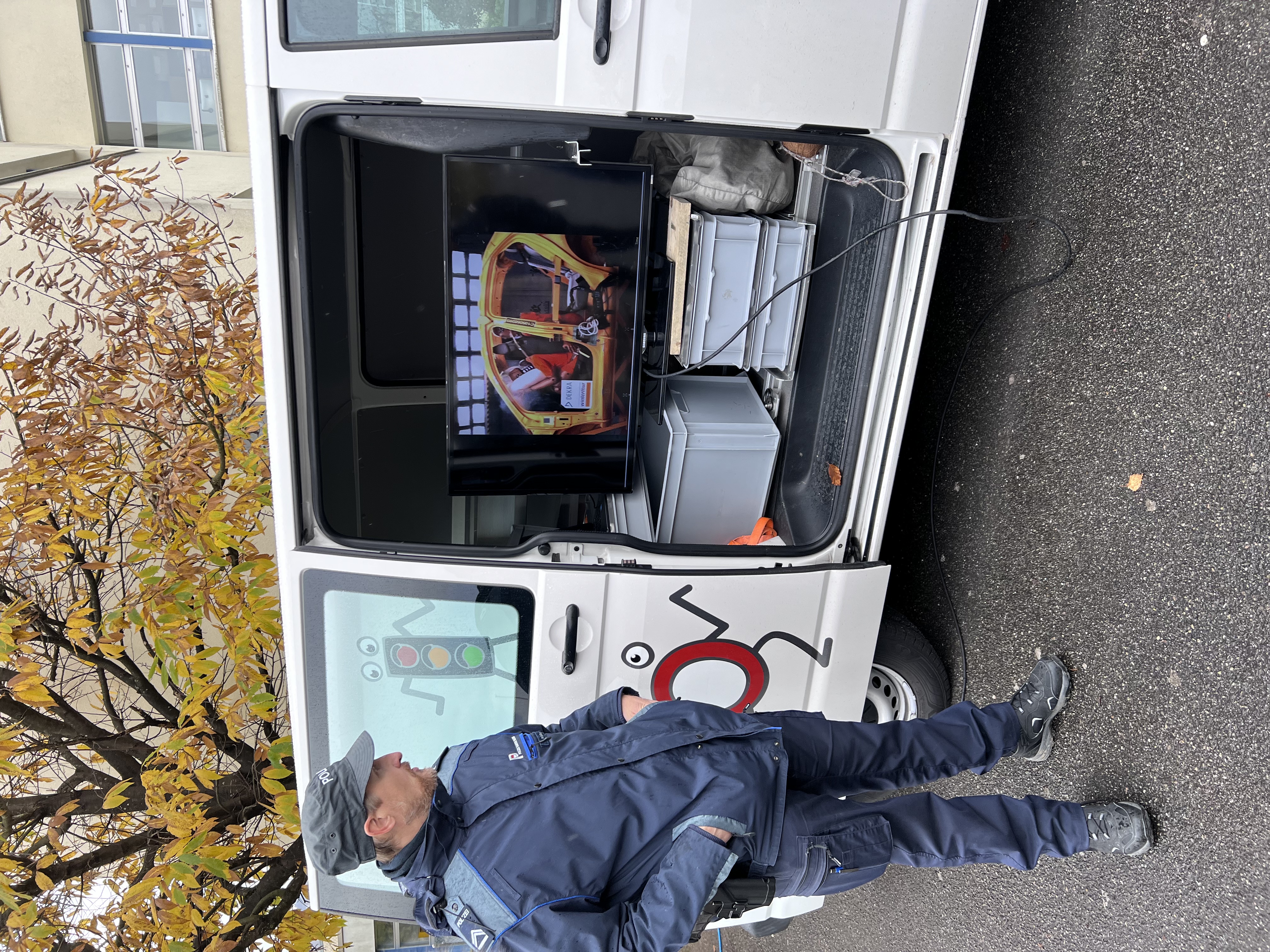 n diesem Kombi war ein Fernseher, der uns zeigte was passiert bei einem Unfall wenn man den Gurt anhat oder wenn man ihn nicht anhat. Der Polizist brachte uns bei, dass es Wichtig ist den Gurt immer anzuhaben.