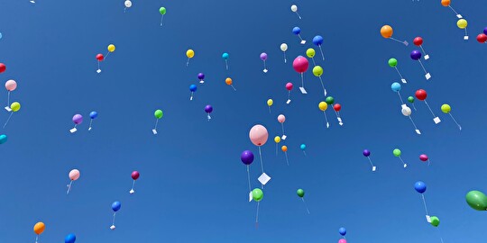 Luftballone fliegen am Himmel