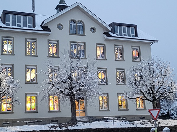 Schulhaus Weihnachtsfenster