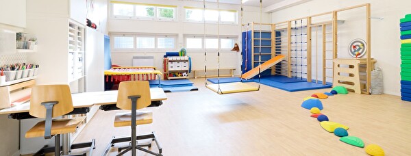 Psychomotorik-Bewegungsraum mit Spielgeräten