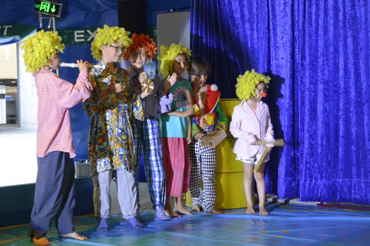 Die Clowns machen katastrophale Musik in der Manege.