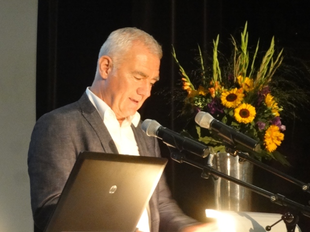 Urs Landolt begrüsst alle Anwesenden.