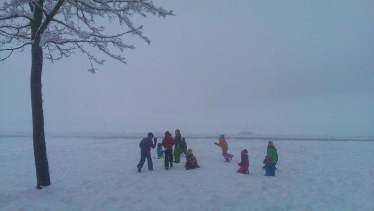 Auf dem Spielplatz hatte es Platz für eine Schneeballschlacht