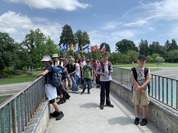 Schüler auf der Brücke, Fahnen im Hintergrund