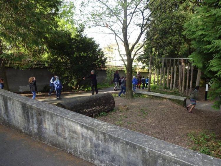 Im ganzen Schulareal wurden für jede Klasse von einer anderen Klasse ein Osternest versteckt