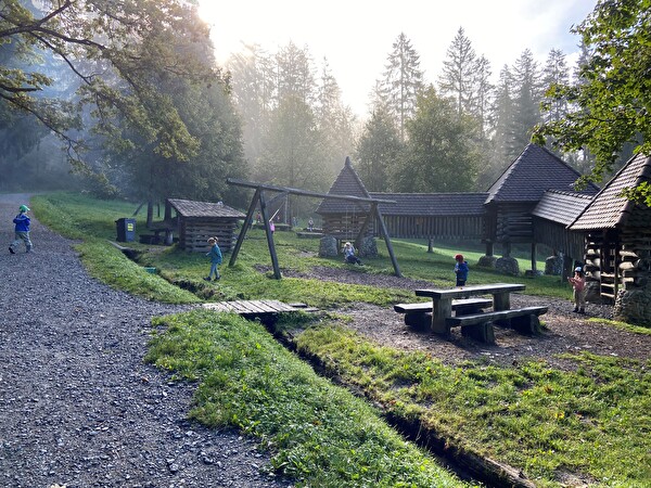 Wald Spielplatz, Bach, Weg, Sitzbank 