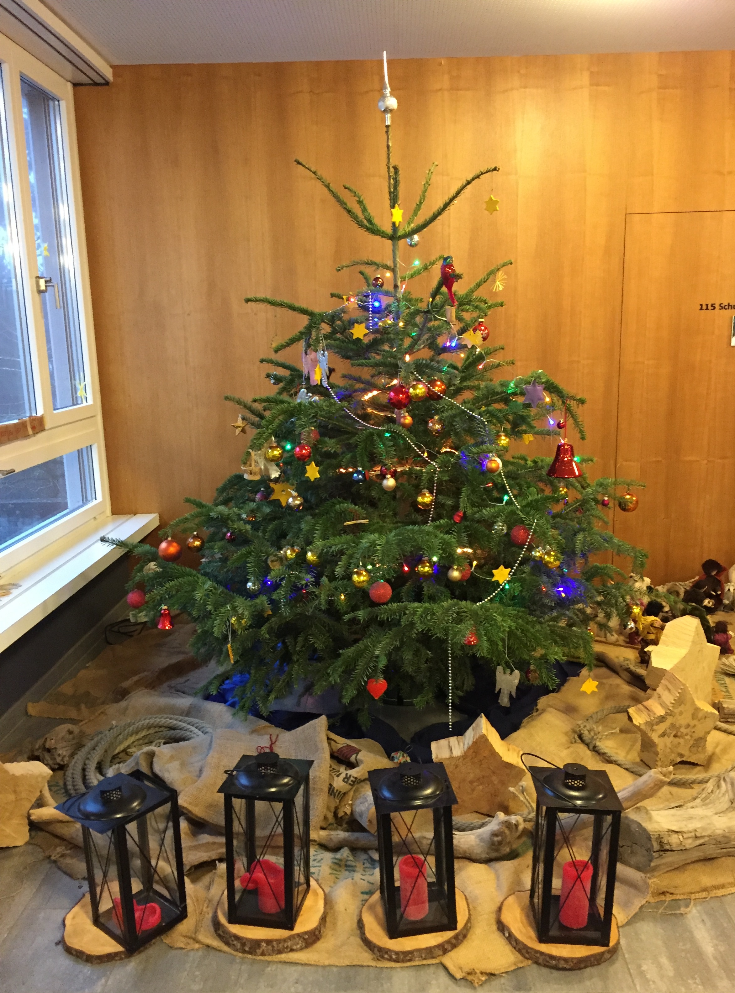 Dieses Jahr hatten wir wegen Corona eine leicht andere Weihnachts-Feier.
Die Werk-Stufe hat vorher einen Film mit der Weihnachts-Geschichte gemacht.
Am Freitag vor den Weihnachts-Ferien war es soweit für die Weihnachts-Feier
