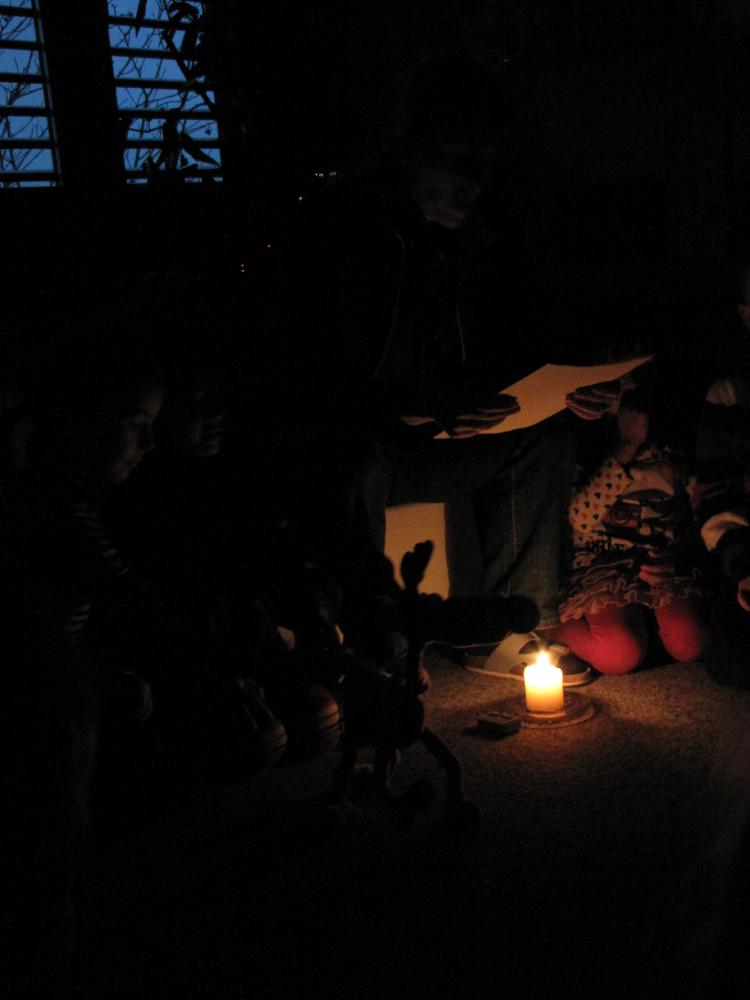 Im Kerzenlicht erzählt das Rentier „Rudolf Rotnase“ seine Geschichte.