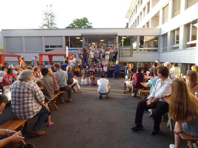 Alle besammelten sich zum gemeinsamen singen des Schulhausliedes.