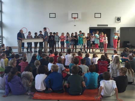 Lehrpersonen und die 1. Klasse eröffnen das Schuljahr