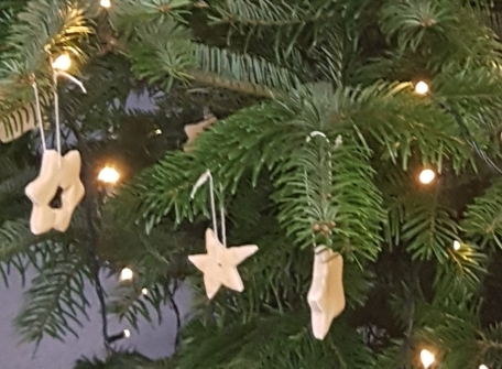 Salzteigsterne an Weihnachtsbaum