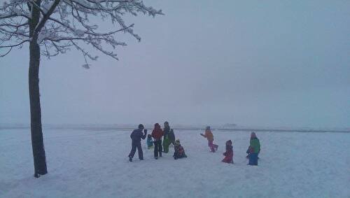 Schneeballschlacht im frischen Schnee